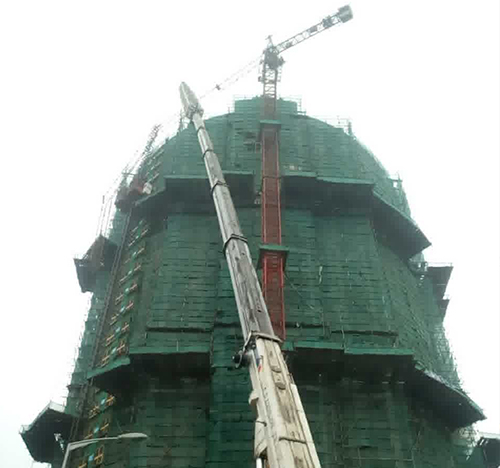 忻州市吊车在工地上作业